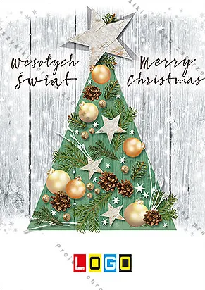 Zielona choinka ze złotymi bombkami i szyszkami przed bielonymi deskami ze śniegiem, po bokach ciemne napisy życzeń