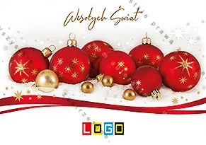 Grupa czerwonych bombek ze złotymi gwiazdami i małe złote kulki na śniegu, u dołu czerwona wstążka na białym tle