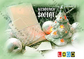 Fotografia białej ceramicznej choinki z gwiazdkami, wokół srebrne kule, rozmyta zieleń w tle