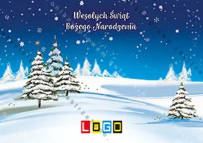 Trzy choinki pokryte śniegiem z przodu, dalsze wzgórza porośnięte lasem, w górze nocny granat nieba