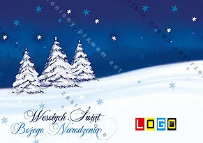 Trzy ośnieżone choinki na pofałdowanej zaspie po lewej, niebo w odcieniach granatu i błękitu z gwiazdkami, niebieski napis