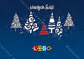 Sześć ażurowych choinek, pięć biało-srebrnych i jedna w czerwone paski, na granatowym tle w fakturze lnu, nad nimi napis