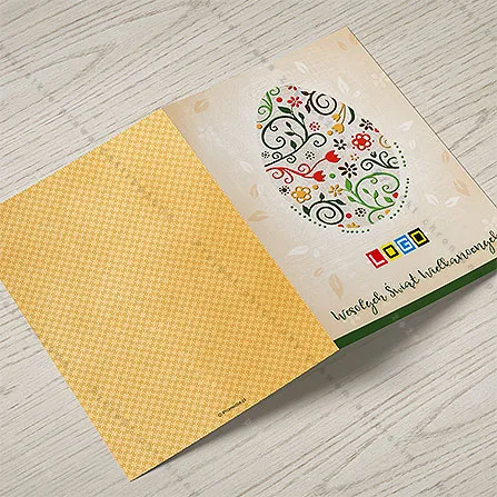 Karnet WN1-012 Tulipany i kwiatki w ornamencie, otwarty na stole, środek z miejscem na życzenia i logo