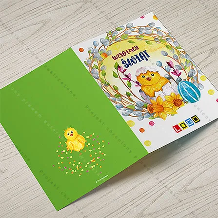 Karnet WN1-043 Pisklę ze słonecznikami w wianku, otwarty na stole, środek z miejscem na życzenia i logo