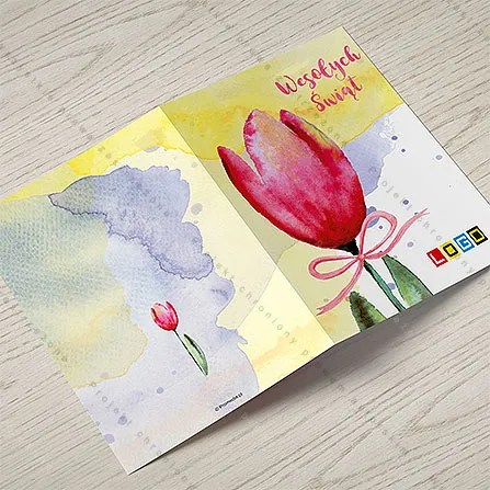 Karnet WN1-047 Tulipan w różu z kokardką, otwarty na stole, środek z miejscem na życzenia i logo