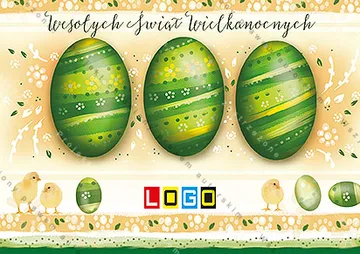 Trzy ciemnozielone jaja w jasne pasy, obok kurczęta, na złocisto-kremowym pasie koronki, wyżej napis życzeń