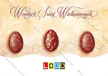 Trzy wiśniowe jaja z kremowymi zawijasami nad falowaną białą krawędzią na beżowym marmurowym papierze