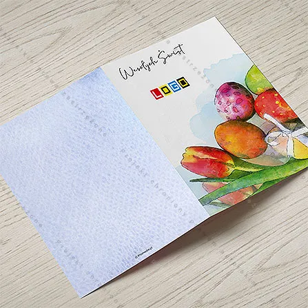 Karnet WN1-094 Tulipany i jajka z farby, otwarty na stole, środek z miejscem na życzenia i logo