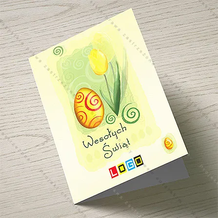 Pomarańczowożółte jajko w czerwone zawijasy obok tulipana na zielonej akwarelowej plamie, kremowe tło, po prawej napis