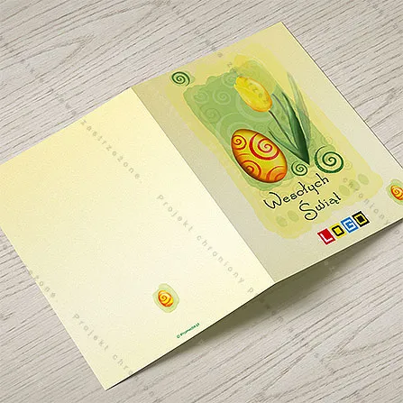 Karnet WN1-105 Tulipan obok jajka wśród spiral, otwarty na stole, środek z miejscem na życzenia i logo