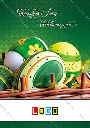 Wiklinowy kosz z dużymi lśniącymi jajami w odcieniach zieleni, na ciemnej zieleni biały kaligraficzny napis życzeń