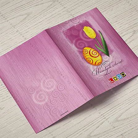 Karnet WN1-131 Spirale i tulipan na malinie, otwarty na stole, środek z miejscem na życzenia i logo