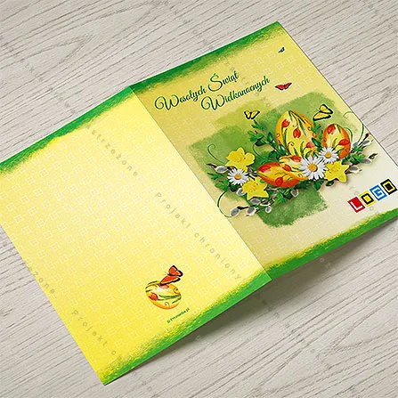 Karnet WN1-136 Narcyzy i tulipany na zieleni, otwarty na stole, środek z miejscem na życzenia i logo