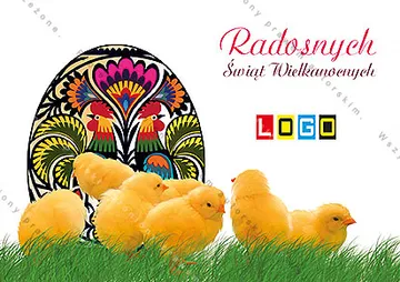 Czarna pisanka w kolorowe kwiaty i dwoma kogutami, przed nią żółte pisklęta w trawie, z prawej malinowy napis