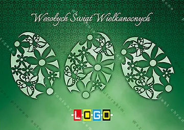Trzy jaja z jasnozielonego papieru z ażurem kwiatów i liści na tle ciemnej zieleni, wyżej pochyły napis