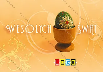 Ciemnozielona pisanka z żółtymi i czerwonymi kwiatami na toczonym kieliszku, tło pomarańczowe, po bokach biały napis