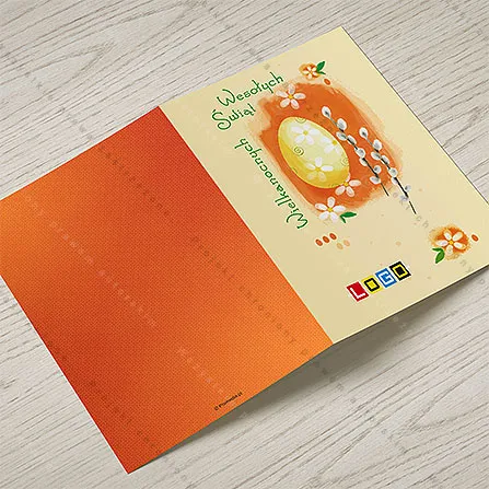 Karnet WN1-181 Pomarańczowa plama i pionowe życzenia, otwarty na stole, środek z miejscem na życzenia i logo