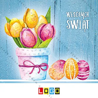 Tulipany w pastelowej donicy z fioletową tasiemką, obok jaja w serduszka i paski, w tle postarzane niebieskie deski
