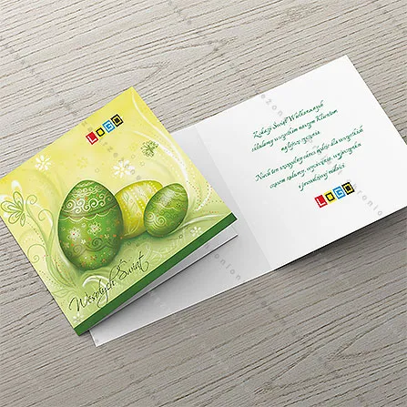 Ciemnozielone jaja z białymi spiralami i kwiatami oraz żółte jajo na rozmytym limonkowym tle, w rogach kwiaty