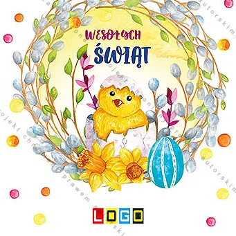 Żółty kurczak w skorupce pośrodku okrągłego wieńca z bazi i żonkili, z boku błękitne jajo w paski i konfetti