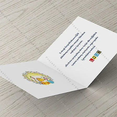 Karnet WN2-043 Kurczę wśród żonkili, otwarty na stole, środek z miejscem na życzenia i logo