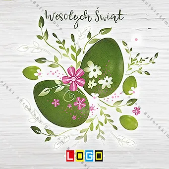 Para ciemnozielonych pisanek leży ukośnie wśród listków i różowych kwiatów, tło z szarych desek, wyżej napis