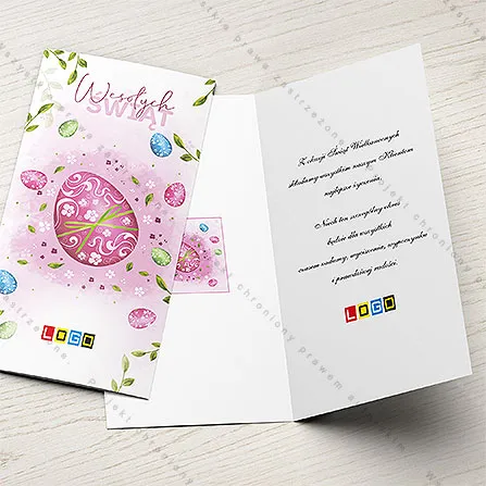 Duża różowa pisanka z deseniem z zawijasów w rozmytej poświacie, obok małe jaja i liście, wysoko różowy napis