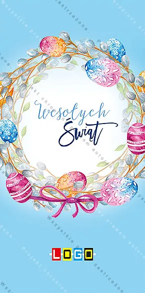 Okrągły wianek z baziami i pastelowymi jajami z różową kokardą na mocnym niebieskim tle, w środku napis życzeń