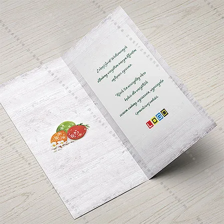 Karnet WN3-030 Wytarte deski i ozdobne jaja, otwarty na stole, środek z miejscem na życzenia i logo