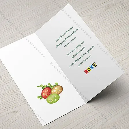 Karnet WN3-031 Żółte maluchy wśród trawy, otwarty na stole, środek z miejscem na życzenia i logo