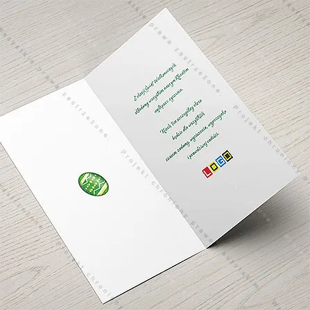 Karnet WN3-039 Ciemne jajo wśród pasiastych jaj, otwarty na stole, środek z miejscem na życzenia i logo