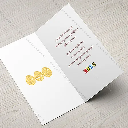 Karnet WN3-066 Trzy miodowe pisanki i motyle, otwarty na stole, środek z miejscem na życzenia i logo