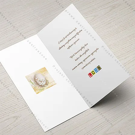 Karnet WN3-121 Koronkowe jajko na jasnych deskach, otwarty na stole, środek z miejscem na życzenia i logo