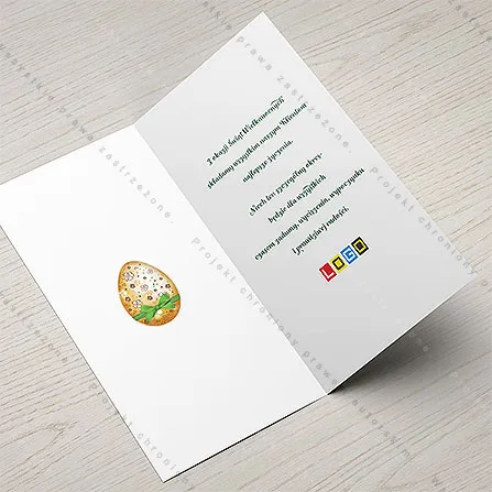 Karnet WN3-126 Jajko w kwiatki na brzoskwini, otwarty na stole, środek z miejscem na życzenia i logo