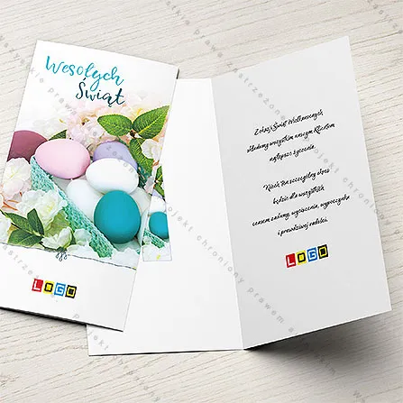 Ciasno ułożone jaja w różu, fiolecie i bieli z jednym turkusowym, opadające kwiaty, pod spodem koronka, wyżej napis