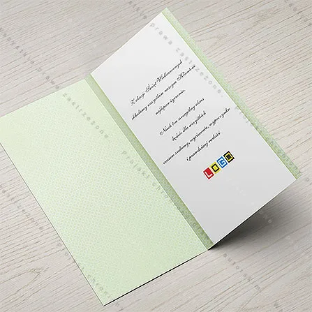 Karnet WN3-195 Zielony liść z napisem Alleluja, otwarty na stole, środek z miejscem na życzenia i logo