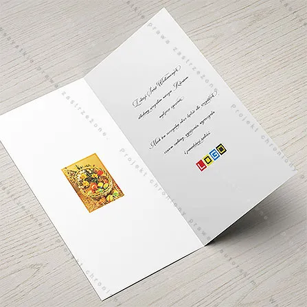 Karnet WN3-196 Wiklinowy kosz z pisankami, otwarty na stole, środek z miejscem na życzenia i logo
