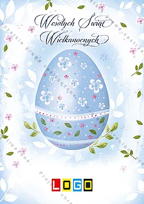 Niebieskie jajo z poziomymi rzędami kwiatków wśród bladych liści na jasnoniebieskim polu, wyżej granatowy napis