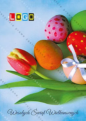 Czerwone tulipany z liśćmi i kolorowe jaja, w tym białe z kokardą, na niebieskim rozmyciu, u dołu biały napis