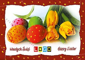 Zdjęcie pisanek w czerwieni i pomarańczu z żółtymi tulipanami na postrzępionym papierze, bordowe tło w kropki, niżej życzenia