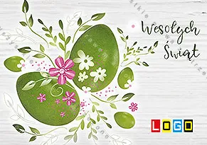 Duża zielona pisanka, na niej różowy kwiat i ażurowe liście, tło z białych desek, z lewej gałązki, po prawej pionowy napis