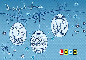 Trzy białe pisanki z wzorami w odcieniach granatu wiszą na lince na błękitnym tle, w rogu jasny napis życzeń