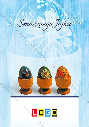 Trzy pomarańczowe kieliszki, a w nich pisanki z ludowym wzorem, na białym blacie, w tle błękitna akwarela i napis