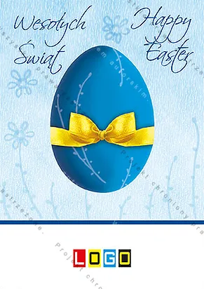 Błękitna pisanka z żółtą kokardą na akwarelowym tle, u góry życzenia „Wesołych Świąt” i „Happy Easter”