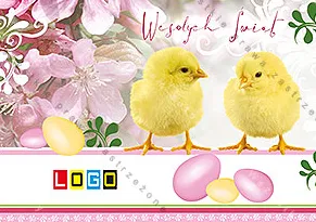 Para puchatych żółtych piskląt na jasnej belce, za nimi mgła z kwiatów wiśni, w rogu jaja w pastelowych barwach